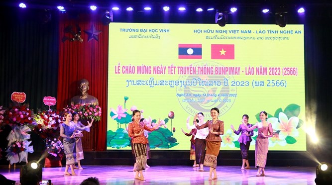  Trường Đại học Vinh tổ chức vui Tết Truyền thống Bunpimay năm 2023 (2566) cho lưu học sinh Lào