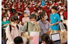 Trường Đại học Vinh đón tiếp sinh viên khóa 64 trúng tuyển đợt 1 nhập học và tựu trường