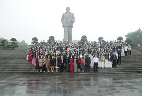  Trường Đại học Vinh tổ chức Lễ Dâng hoa báo công tại Quảng trường Hồ Chí Minh