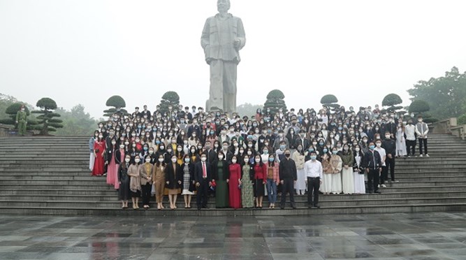  Trường Đại học Vinh tổ chức Lễ Dâng hoa báo công tại Quảng trường Hồ Chí Minh
